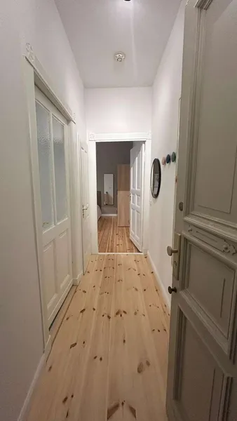 Urbanes Leben in Neukölln - Möblierte 1-Zimmer-Altbauwohnung I unbefristet & ab sofort einziehen! — photo 1